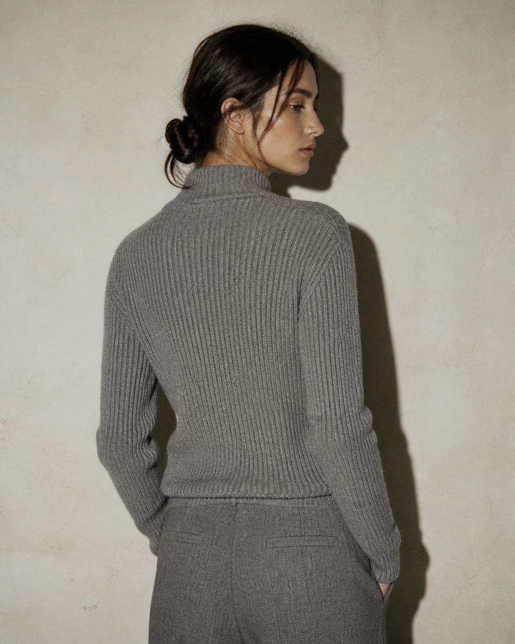 Nape and collar of an ash-grey knit